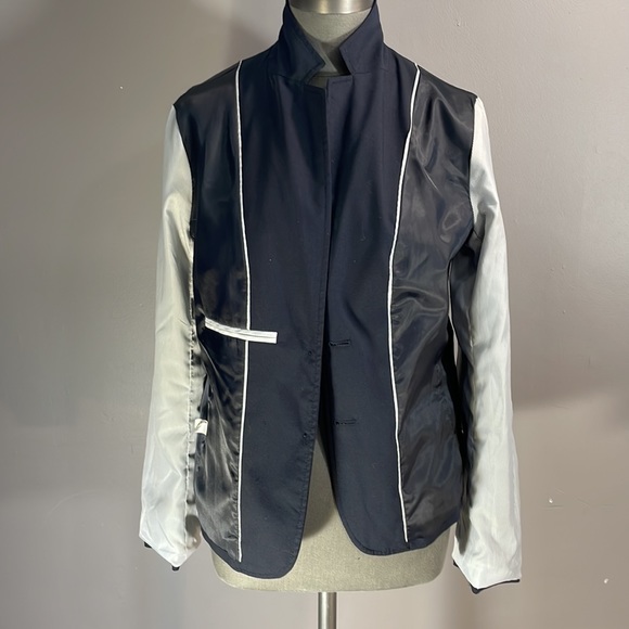 Gap wool blend classic navy blazer.  Size 12.  Fully lined. - Picture 10 of 16